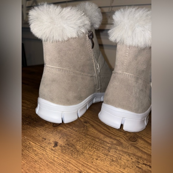 NWOT Women's Gray Fur-Lined Ankle Boots - Picture 8 of 8